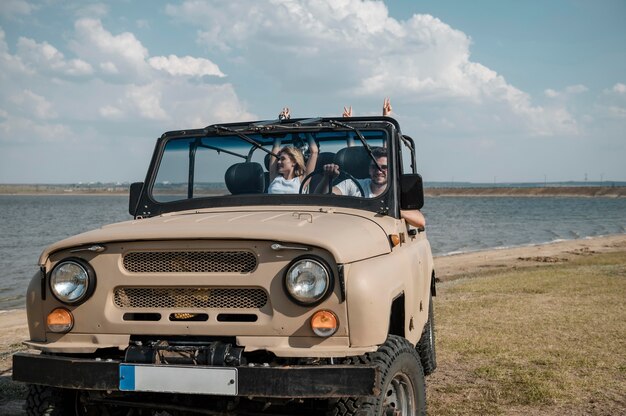 Amis s'amusant à voyager en voiture