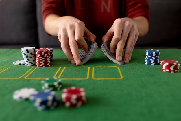 Des amis s'amusent en jouant au poker