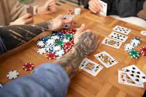 Photo gratuite des amis s'amusent en jouant au poker