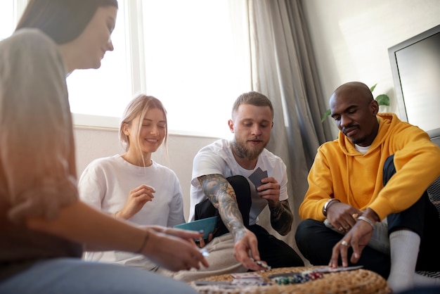 Des amis s'amusent en jouant au poker