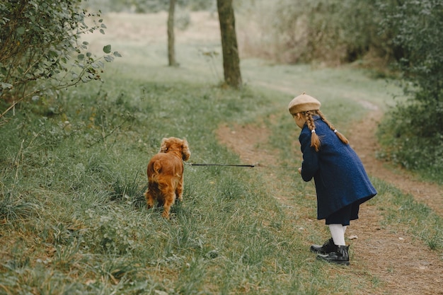 Les amis s'amusent en plein air. Enfant dans un manteau bleu.