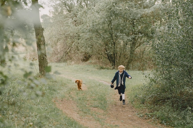 Les amis s'amusent en plein air. Enfant dans un manteau bleu.