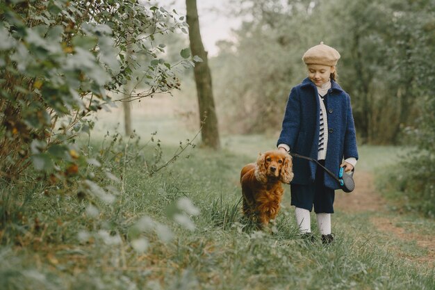 Les amis s'amusent en plein air. Enfant dans un manteau bleu.