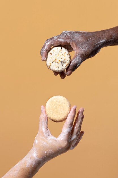 Amis se lavant les mains avec du savon