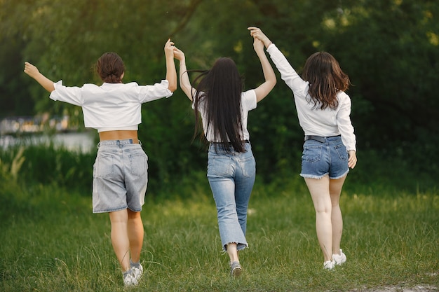 Des Amis Se Promènent. Femme Dans Un T-shirt Blanc.