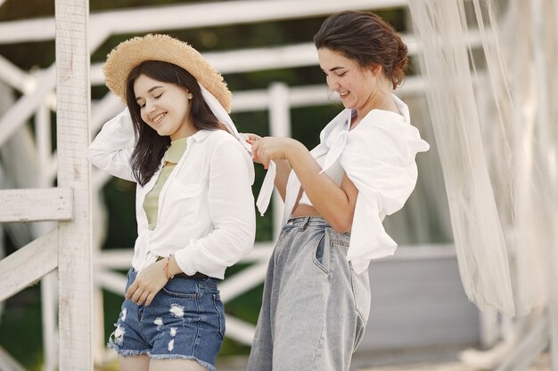 Des amis se promènent. Girlin un chapeau. Femme dans un t-shirt blanc.