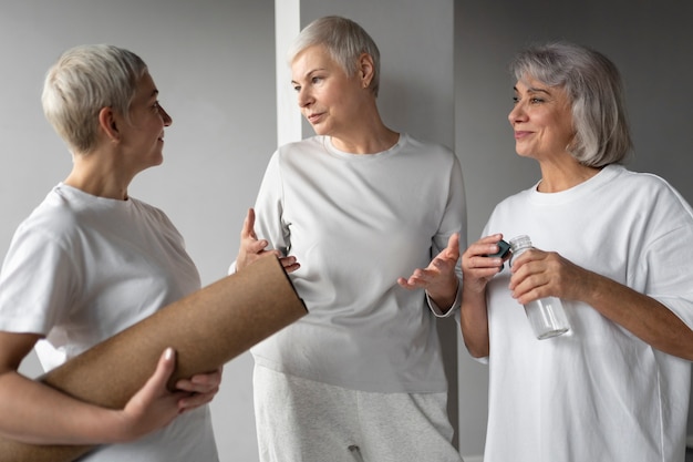 Photo gratuite amis se réunissant au gymnase pour une séance d'entraînement