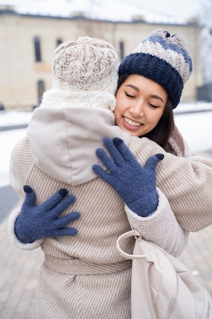 Amis se réunissant et s'embrassant après ne pas s'être vus pendant longtemps