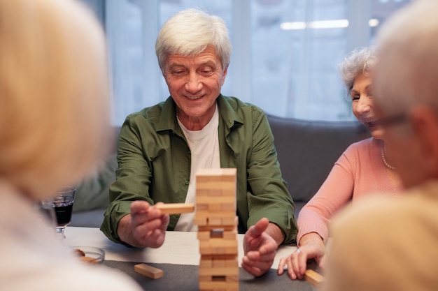 Amis seniors faisant la fête la nuit