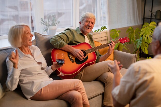 Amis seniors faisant la fête la nuit