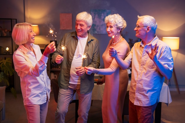 Amis seniors faisant la fête la nuit