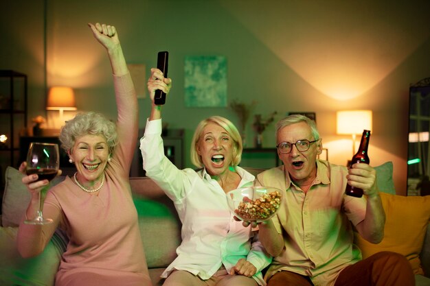 Photo gratuite amis seniors faisant la fête la nuit