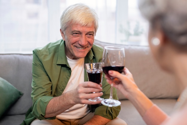 Photo gratuite amis seniors faisant la fête la nuit