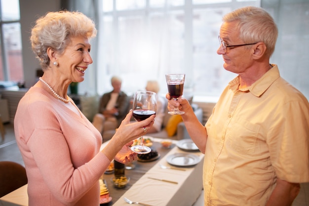 Amis seniors faisant la fête la nuit