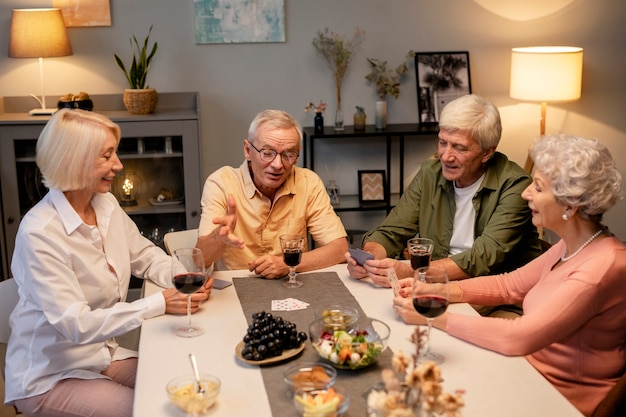 Amis seniors faisant la fête la nuit