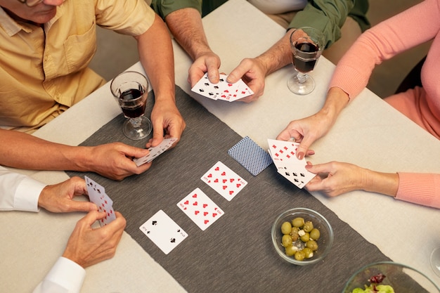 Amis seniors faisant la fête la nuit