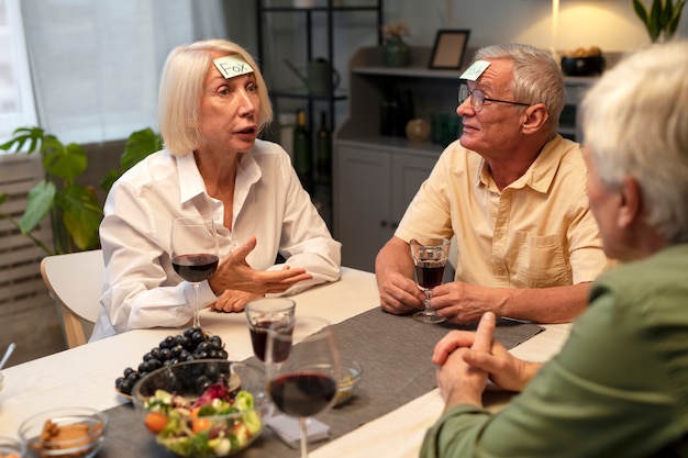 Photo gratuite amis seniors faisant la fête la nuit