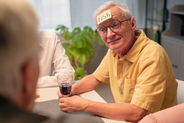 Amis seniors faisant la fête la nuit