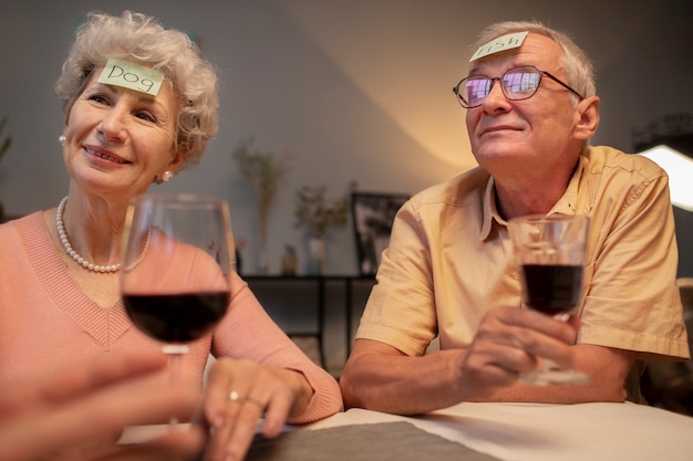 Photo gratuite amis seniors faisant la fête la nuit