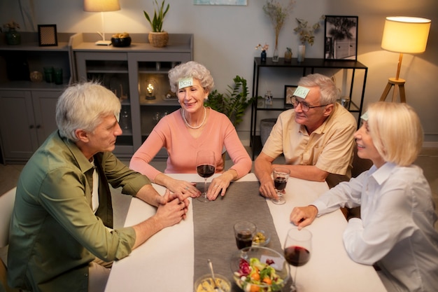 Amis seniors faisant la fête la nuit