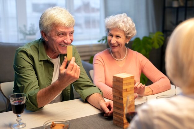 Amis seniors faisant la fête la nuit