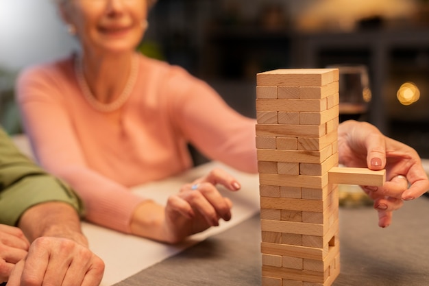 Photo gratuite amis seniors faisant la fête la nuit