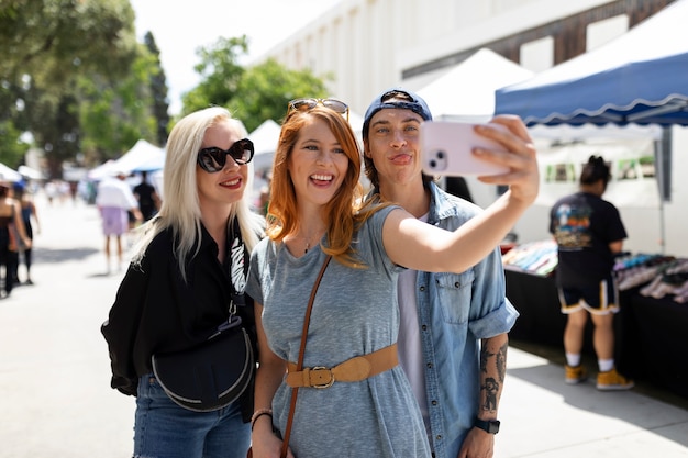 Amis smiley coup moyen prenant selfie