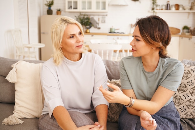 Des amis sont assis et discutent sur le canapé