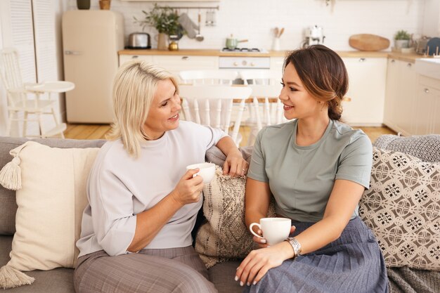 Des amis sont assis et discutent sur le canapé