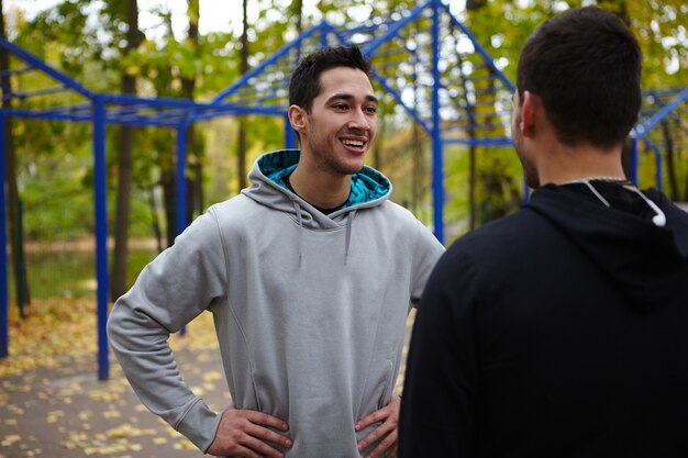 Amis soucieux de leur santé faisant une pause pendant l'entraînement