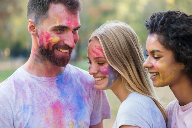 Amis souriant tout en posant au festival