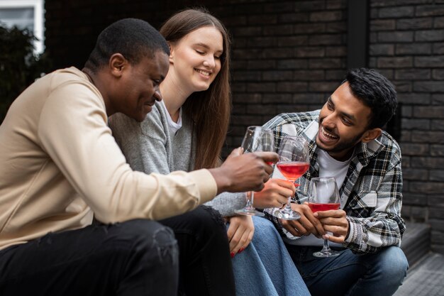 Amis souriant tout en tenant des boissons