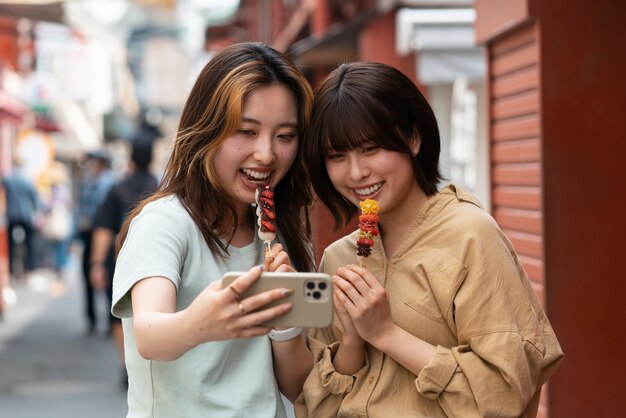 Amis souriants au coup moyen du festival de la gastronomie