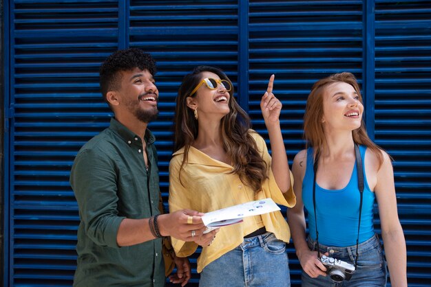 Amis souriants à coup moyen avec carte