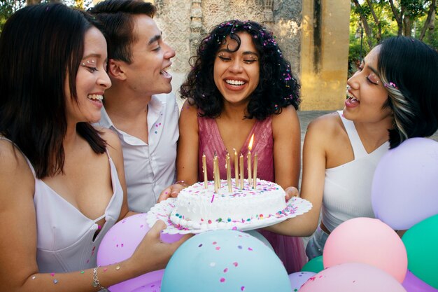 Amis souriants à coup moyen célébrant