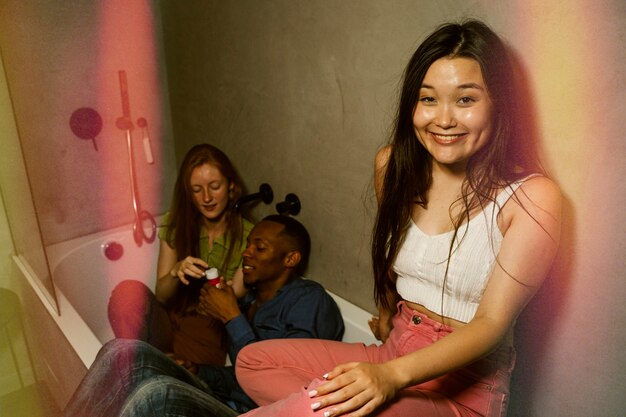 Amis souriants à coup moyen dans la baignoire