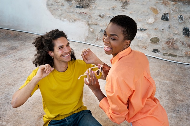 Amis souriants à coup moyen avec des lunettes de soleil