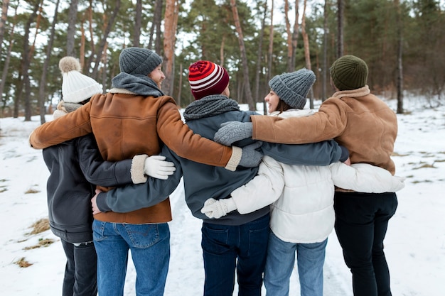 Photo gratuite amis souriants à coup moyen marchant ensemble