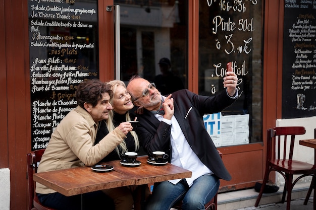 Photo gratuite amis souriants à coup moyen prenant selfie