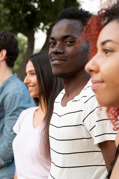 Photo gratuite amis souriants à l'extérieur se bouchent