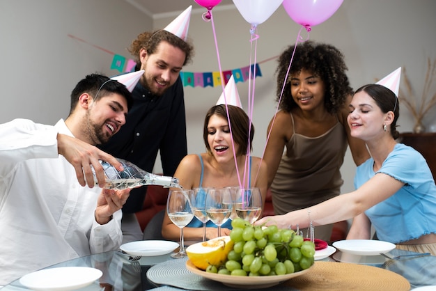 Amis souriants de plan moyen avec des boissons