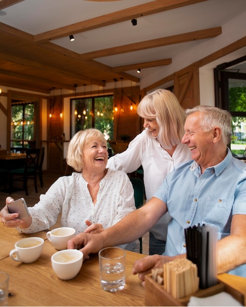 Amis Souriants De Plan Moyen Ensemble