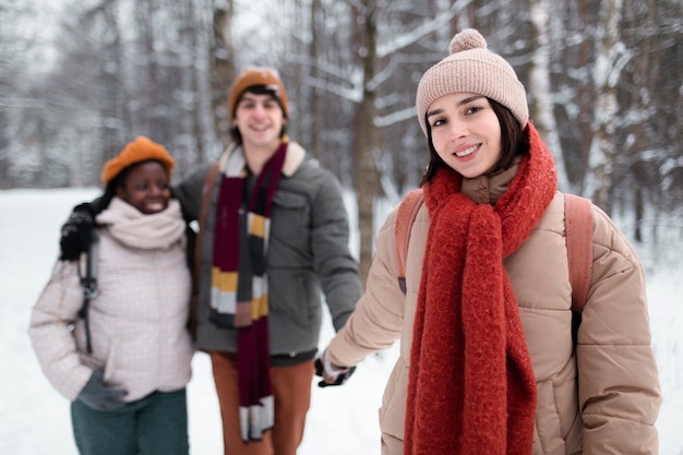 Photo gratuite amis souriants de plan moyen à l'extérieur