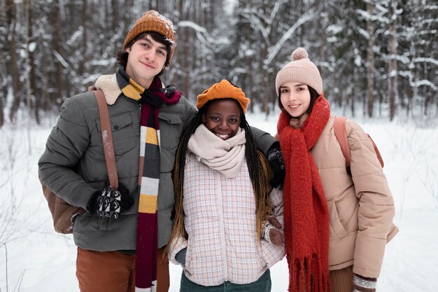 Photo gratuite amis souriants à plan moyen en plein air