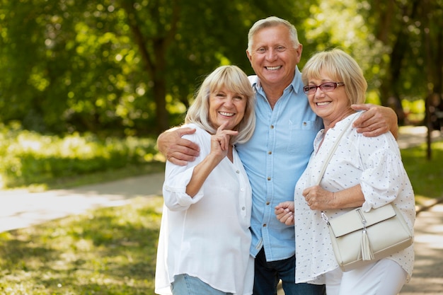 Amis souriants de plan moyen posant