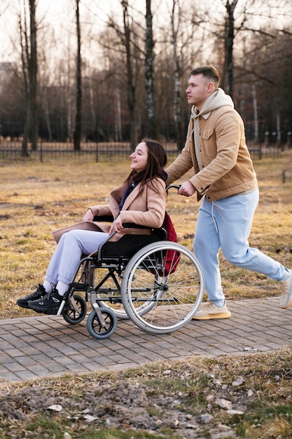 Photo gratuite amis souriants plein coup ensemble dans le parc