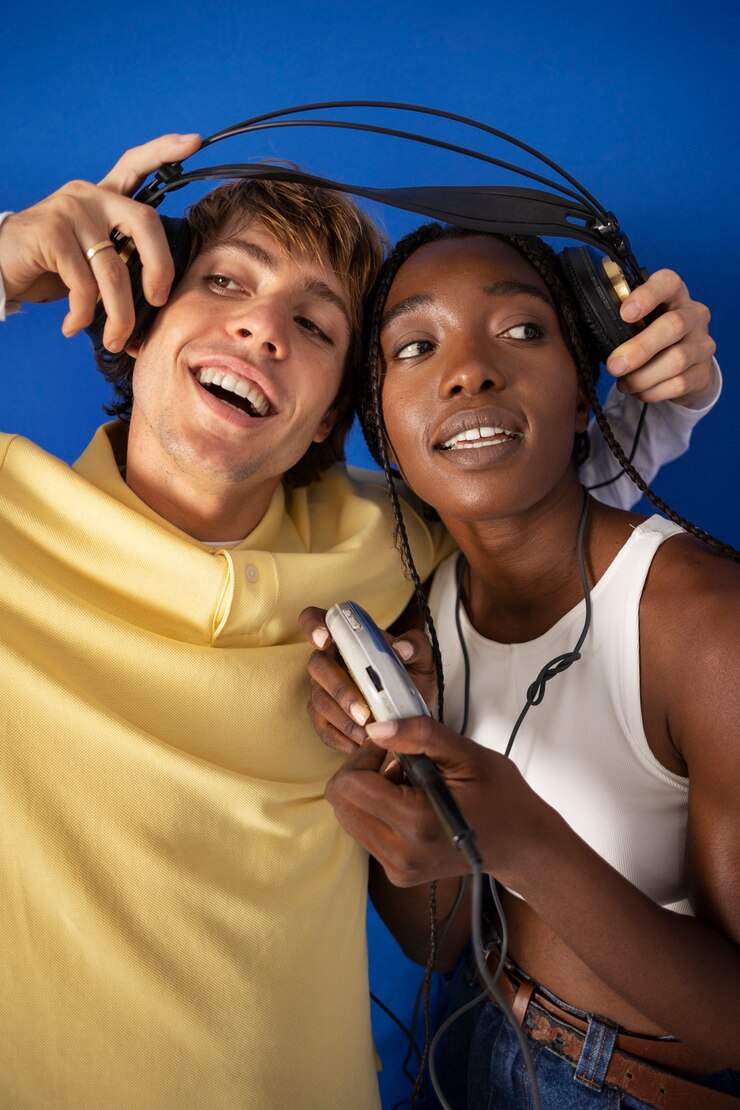 Photo gratuit amis souriants posant ensemble vue de face