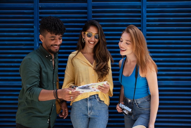 Photo gratuite amis souriants vue de face avec carte