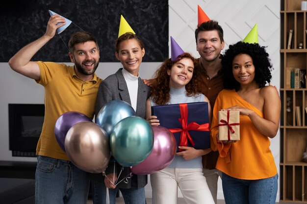 Amis souriants vue de face faisant la fête