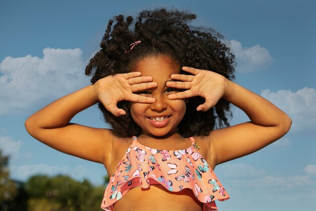 Amis souriants sur la vue de face de plage